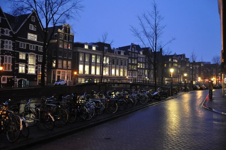 Amsterdamse gracht in het blauwe uur - discreet en anoniem daten
