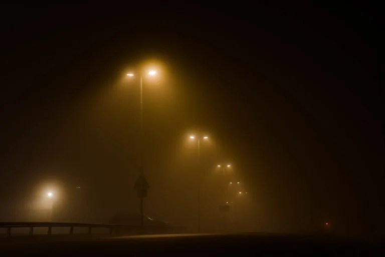 Parkeerterrein bij nacht - waarom een community-platform veiliger is dan losse websites